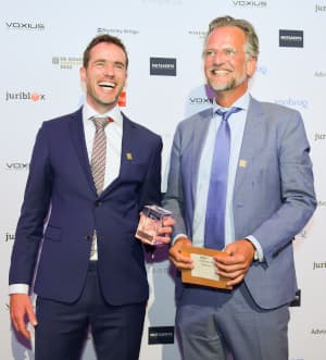 Lucas Lieverse en Eric van de Luijtgaarden met de Gouden Zandloper